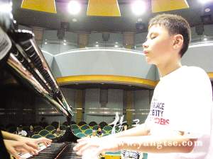 一场钢琴独奏音乐会:一名盲童震撼了观众