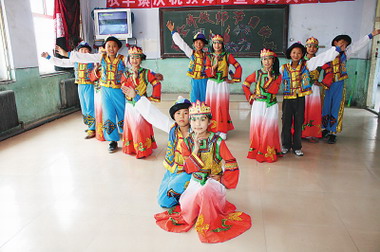 农丰满族锡伯族镇中心学校的孩子们展示他们即将去省城哈尔滨表演的民族舞蹈
