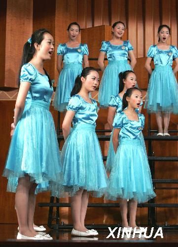 来自四川省成都列五中学少女合唱团的少年儿童在演唱歌曲《熊猫的摇篮》
